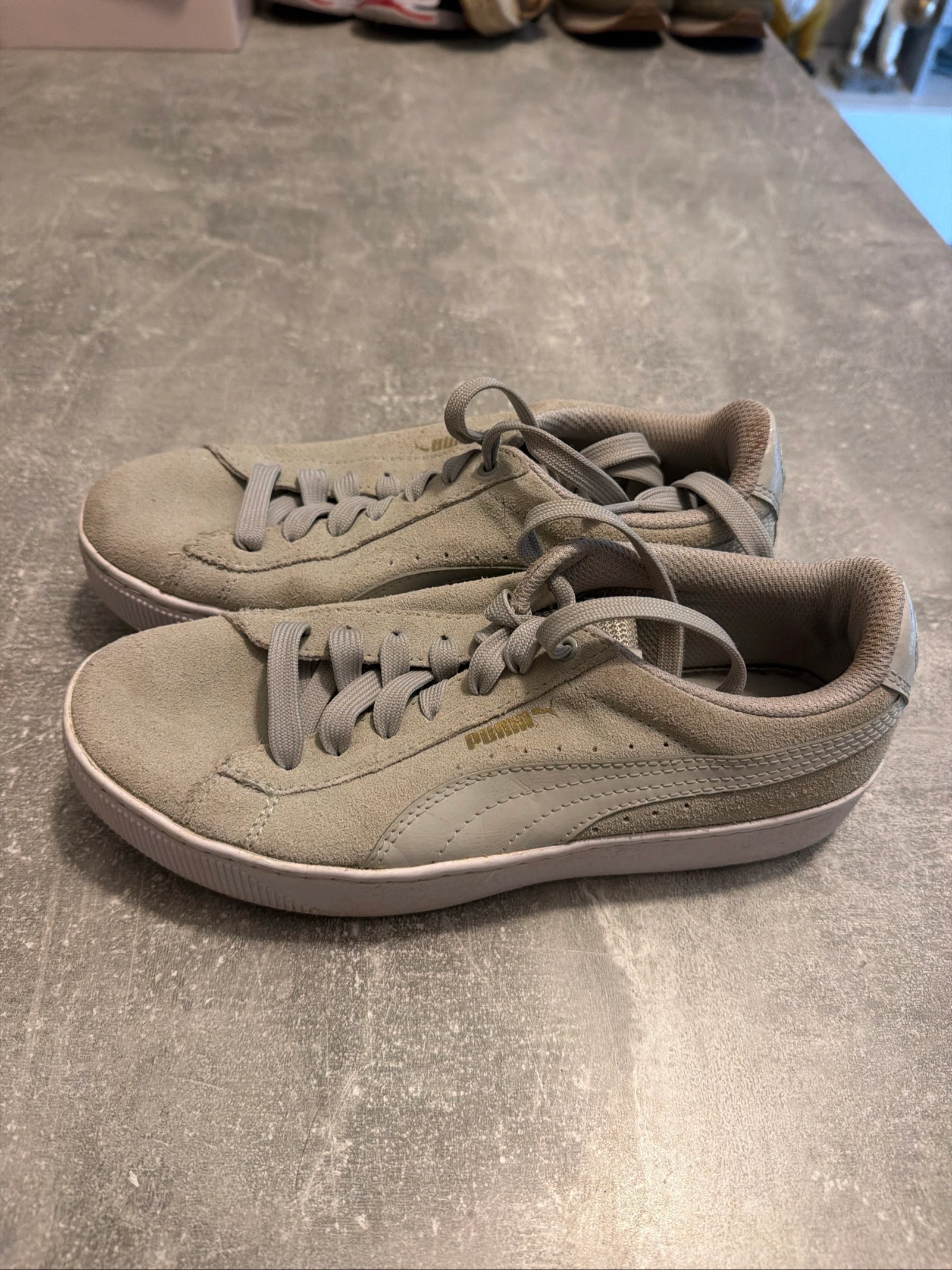 Chaussure puma kaki semelle blanche taille 38 bon état 